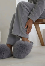 Load image into Gallery viewer, Extra fuzzy slippers
