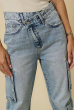Load image into Gallery viewer, Crossover cargo jeans
