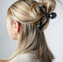 Load image into Gallery viewer, Studded bow clips
