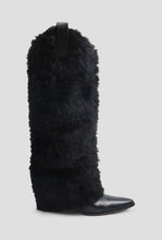 Load image into Gallery viewer, Eskimo kisses Sherpa boots

