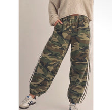 Load image into Gallery viewer, Vintage camo track jogger
